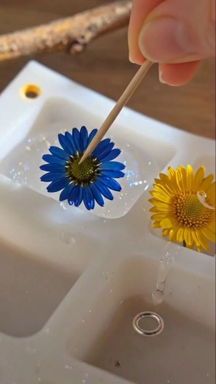These are so satisfying to make! 🌸✨ Which flowers would you preserve?