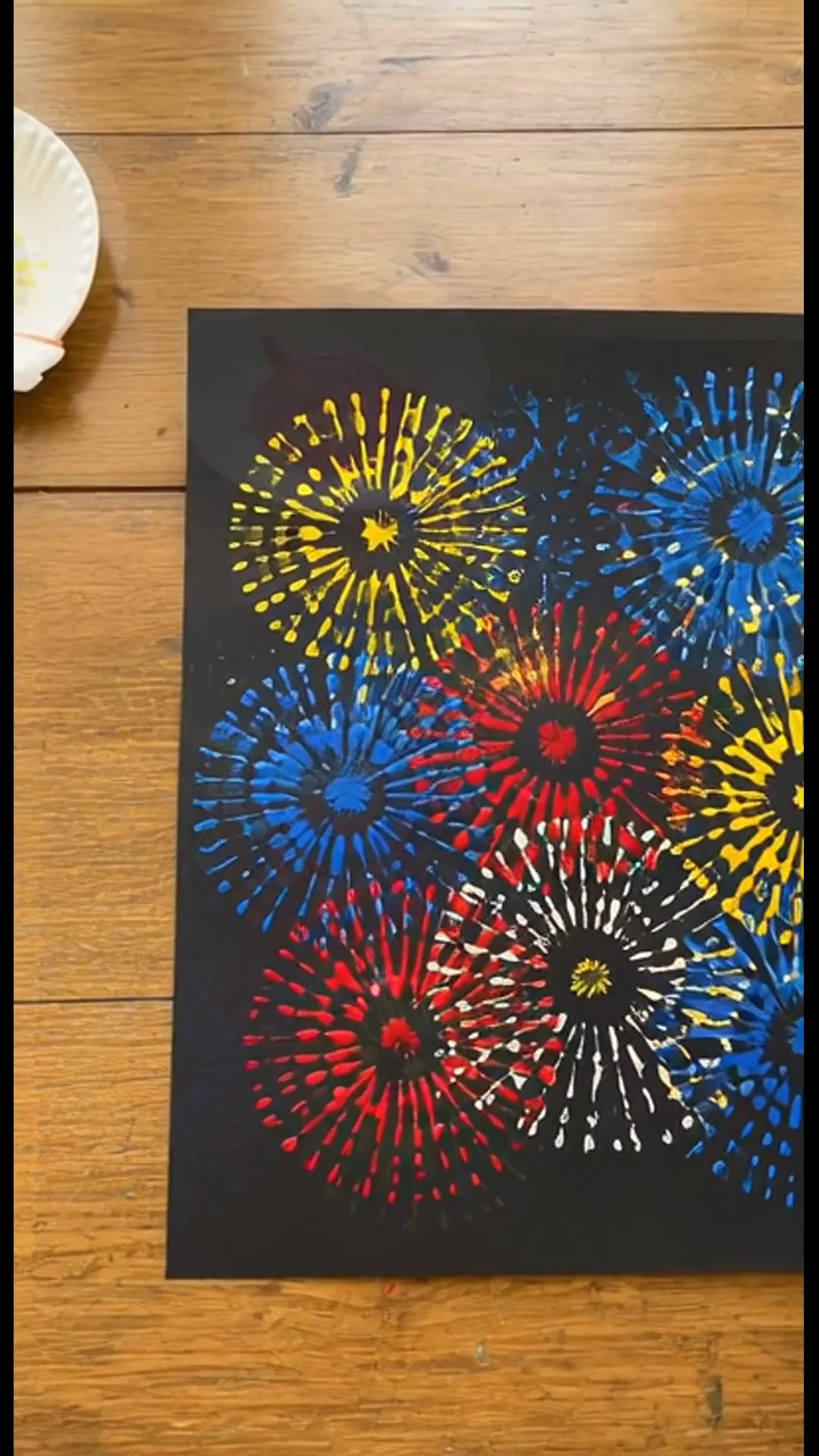 Los estampados de fuegos artificiales con palas de mosquitos crean patrones de pintura espectaculares que parecen fuegos artificiales coloridos. Una actividad artística divertida y desordenada que a...